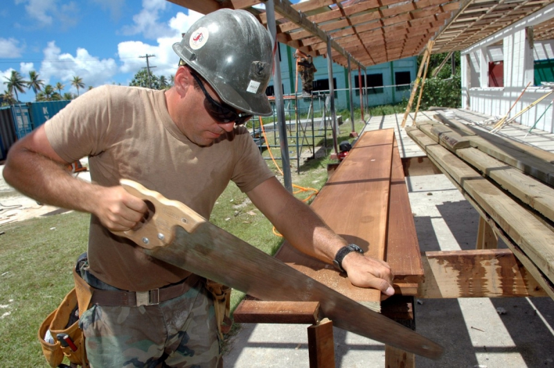 ebeniste-MANDELIEU LA NAPOULE-min_worker_construction_building_carpenter_male_job_build_helmet-893290